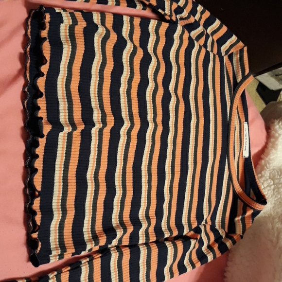 Caution to the wind crop top with ruffles at the - Picture 2 of 2